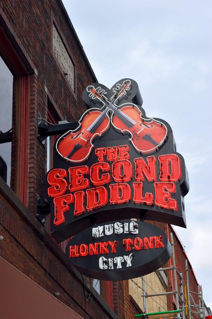How Are Restaurant Websites Incorporating Nashville's Unique Character?